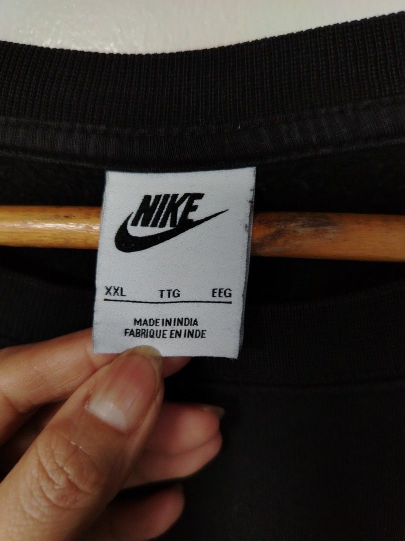 Nike Graphic Print Black Sweatshirt XXL (Category: Coats, Jackets and Outerwear) located in Manila. Submitted by zyclothing03 (Listing ID 1467688849, Image 2). Description: - Brand: Nike - Color: Black - Size: XXL - Origin: Made in India - Design: Small sun & rainbow graphic on chest, large white Nike swoosh & lettering on back - Features: Ribbed collar, cuffs, and hem - Condition: Clean overall condition, well-maintained.
