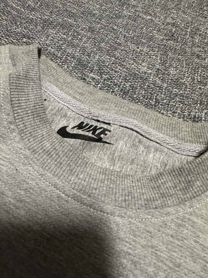 NIKE GREY PULLOVER (Category: Coats, Jackets and Outerwear) located in Manila. Submitted by thriftedbykab (Listing ID 1467716838, Image 2). Description: -Brand: NIKE -Complete tags -Size: (M) -Width: 22 | Length: 26 -Condition: SIGN OF USAGE -Color Rate: 8.5/10 -Issue: NEED WASH.