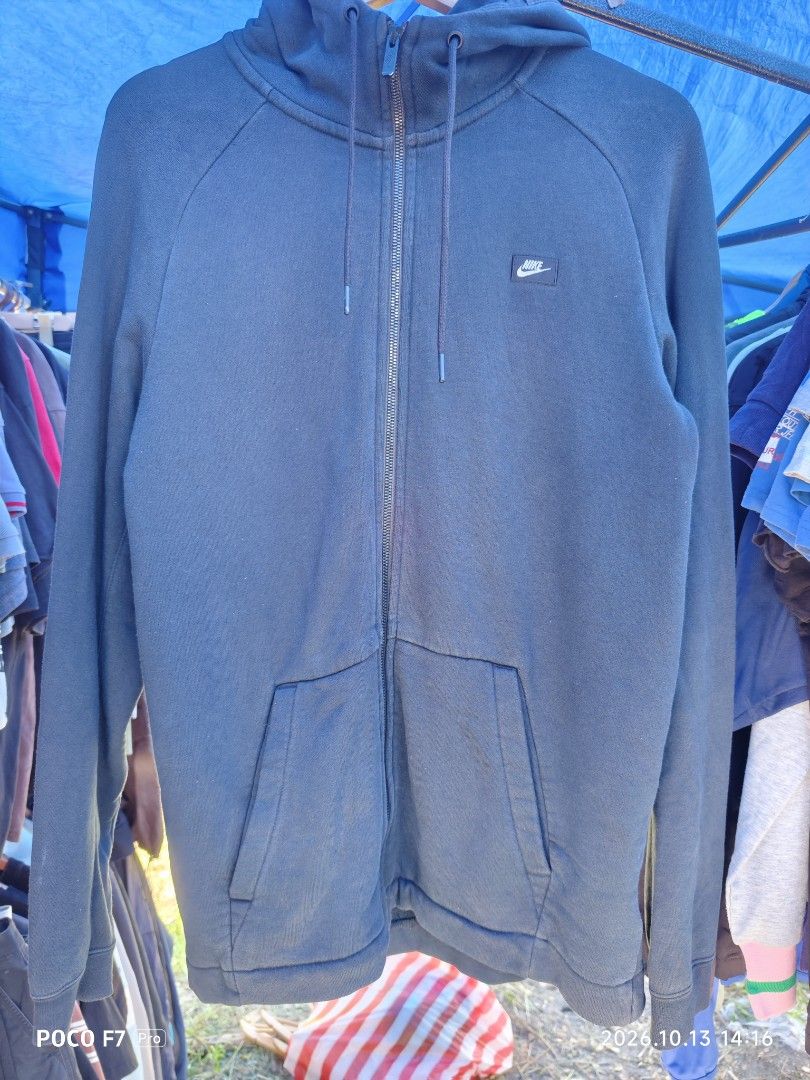 Nike hoodie jacket (Category: Coats, Jackets and Outerwear) located in Mexico. Submitted by josephnuqui1980 (Listing ID 1467656265, Image 1). Description: .