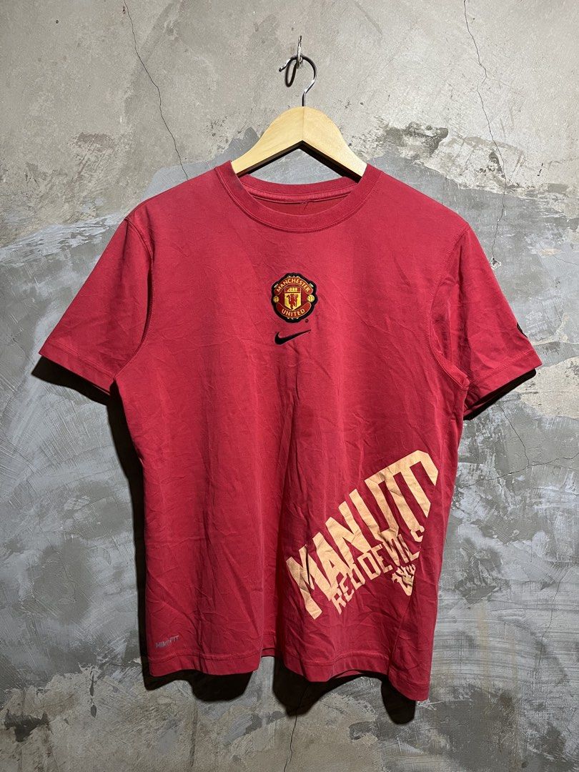 NIKE MANCHESTER (Category: Tshirts & Polo Shirts ) located in Davao. Submitted by rylthriftz12 (Listing ID 1467737507, Image 1). Description: CUT NECK TAG NEED WASH.