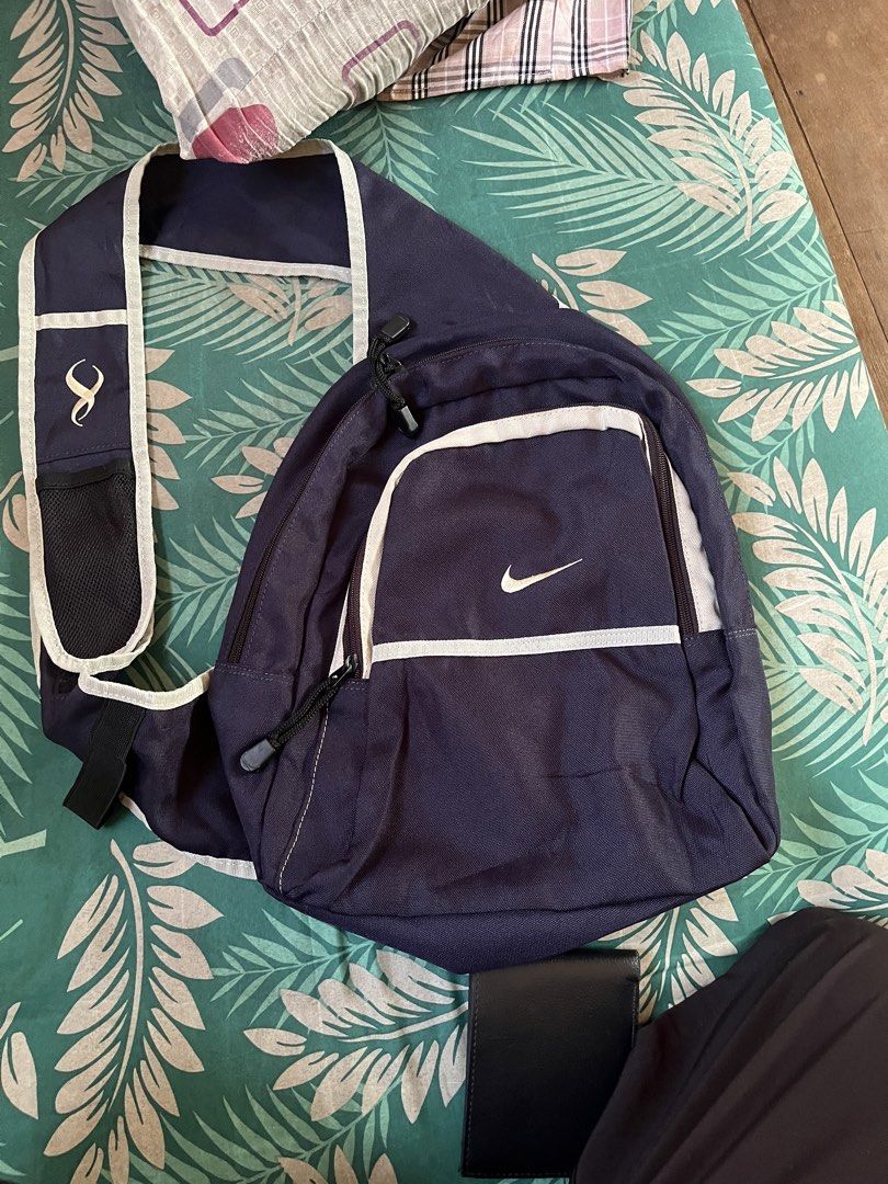 Nike One-Strap Sling Bag VINTAGE (Category: Sling Bags) located in Buenavista. Submitted by jamesthrift0001 (Listing ID 1467740655, Image 3). Description: .
