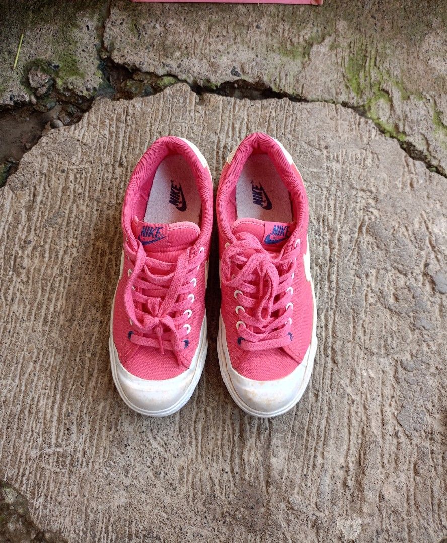 Nike Pink Canvas Low Top Sneakers (Category: Sneakers) located in Caloocan City. Submitted by reymartthrift (Listing ID 1467636978, Image 3). Description: - Brand: Nike - Style: Low-top casual canvas sneakers - Color: Bright pink with white swoosh, toe caps, and laces - Features: Metal eyelets and branded insole - Condition: Pre-loved, with some dirt and wear on the soles - Great for everyday streetwear and casual outfits.