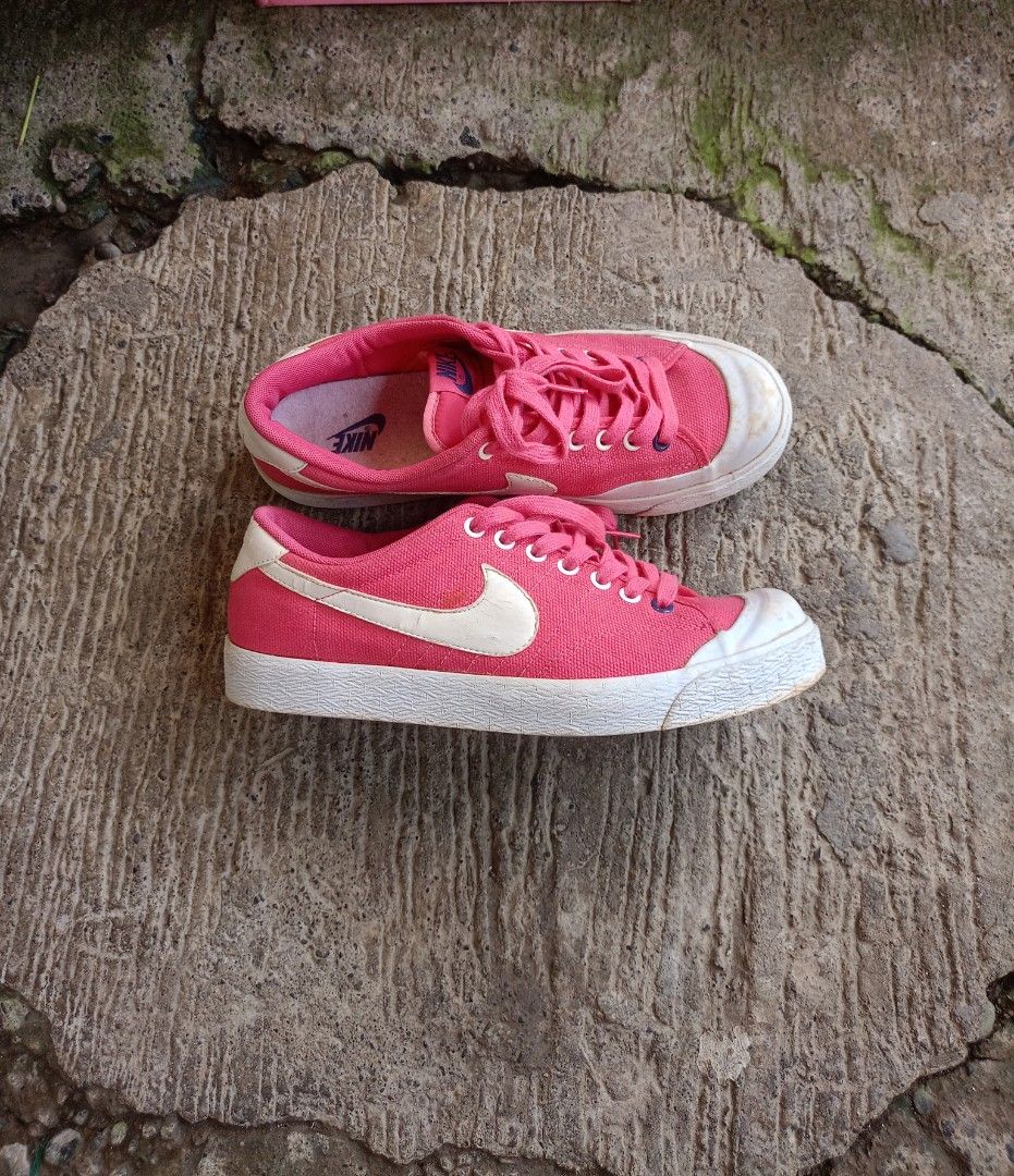 Nike Pink Canvas Low Top Sneakers (Category: Sneakers) located in Caloocan City. Submitted by reymartthrift (Listing ID 1467636978, Image 2). Description: - Brand: Nike - Style: Low-top casual canvas sneakers - Color: Bright pink with white swoosh, toe caps, and laces - Features: Metal eyelets and branded insole - Condition: Pre-loved, with some dirt and wear on the soles - Great for everyday streetwear and casual outfits.