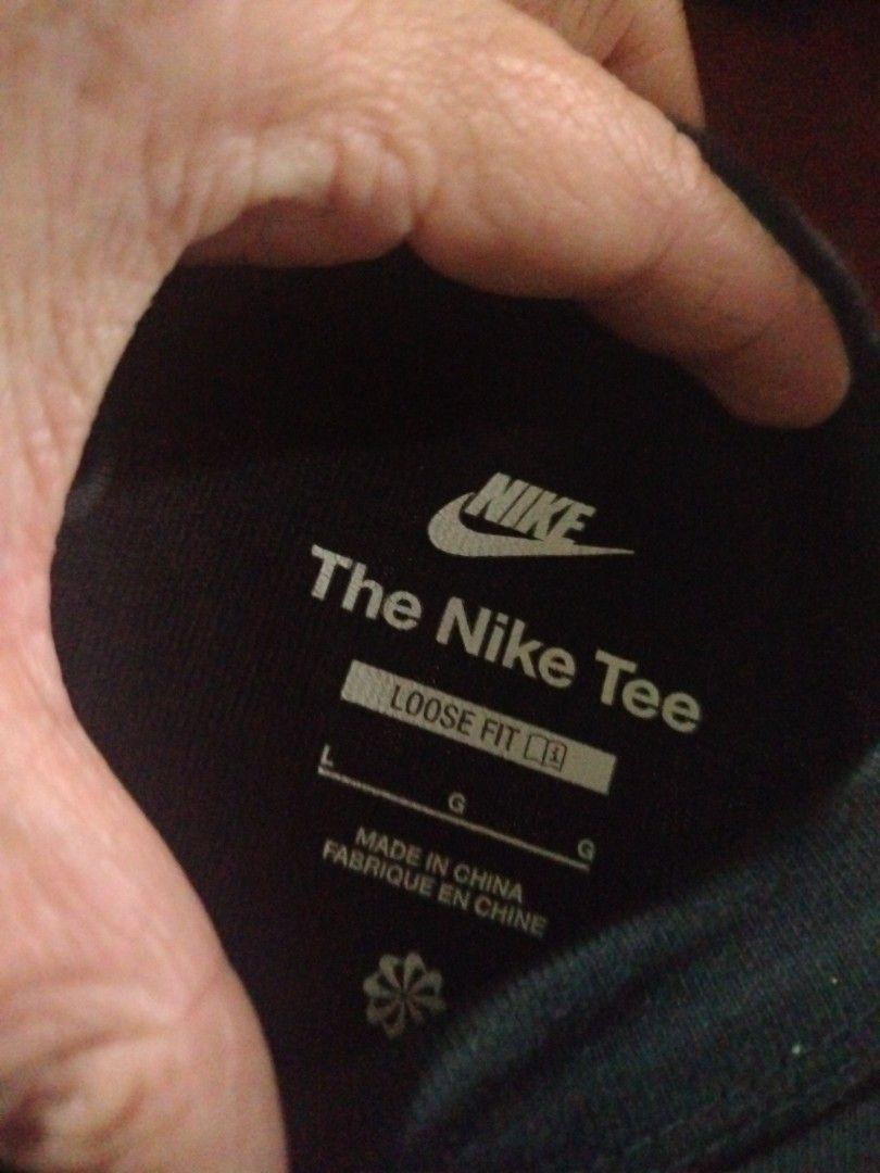 Nike premium essential tee (Category: Formal Shirts) located in Ligao. Submitted by milo_finds303 (Listing ID 1467666334, Image 2). Description: Nike tee •Dimes: 22X29 •Colorate: 9/10 •Good Condition •Issue: Non 650 shipped🚚📦 JNT COURIER AND CAN SHIP NATIONWIDE🌐📦.