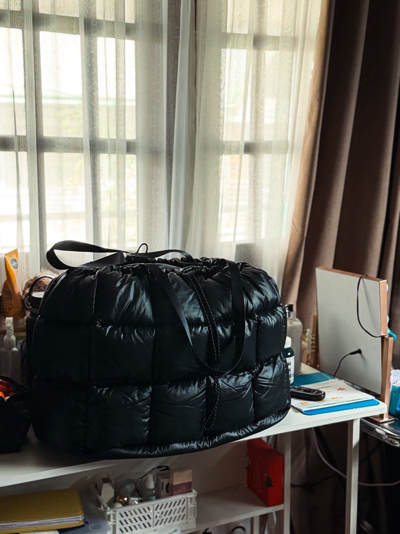 Nike Puffle Bag in Black (Category: Tote Bags) located in Binan City. Submitted by karachan27 (Listing ID 1467612748, Image 2). Description: 📍Biñan Laguna Mode of Payment : Gcash/bank transfer Mode of delivery : J&T / Lalamove *No COD - check my reviews as proof of legitimacy - NO TO SCAMMERS PLS* .