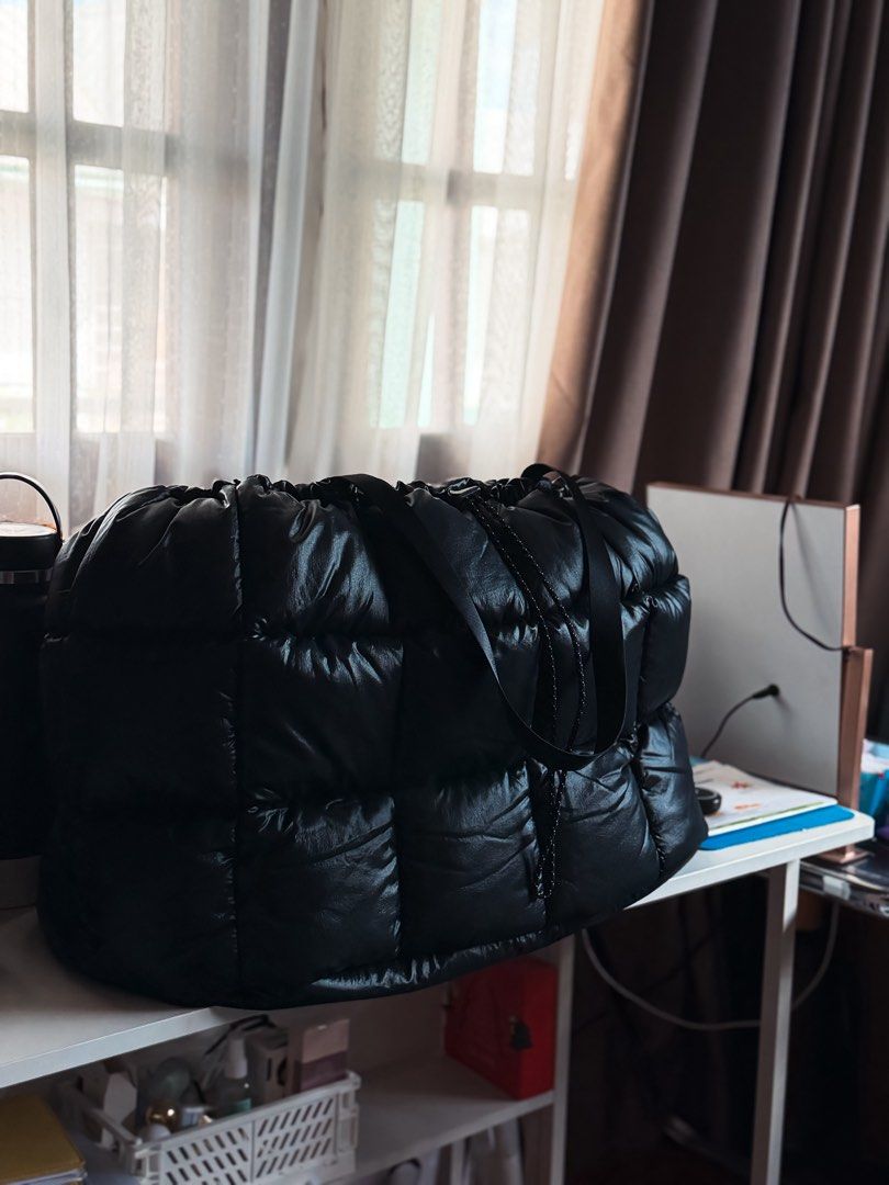 Nike Puffle Bag in Black (Category: Tote Bags) located in Binan City. Submitted by karachan27 (Listing ID 1467612748, Image 3). Description: 📍Biñan Laguna Mode of Payment : Gcash/bank transfer Mode of delivery : J&T / Lalamove *No COD - check my reviews as proof of legitimacy - NO TO SCAMMERS PLS* .