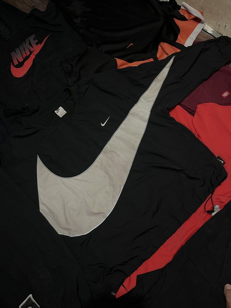 Nike reflective windbreaker (Category: Coats, Jackets and Outerwear) located in Pasay City. Submitted by metro_thrift (Listing ID 1467644503, Image 1). Description: check last pic sa issue 24x27 adjustable width may tali .