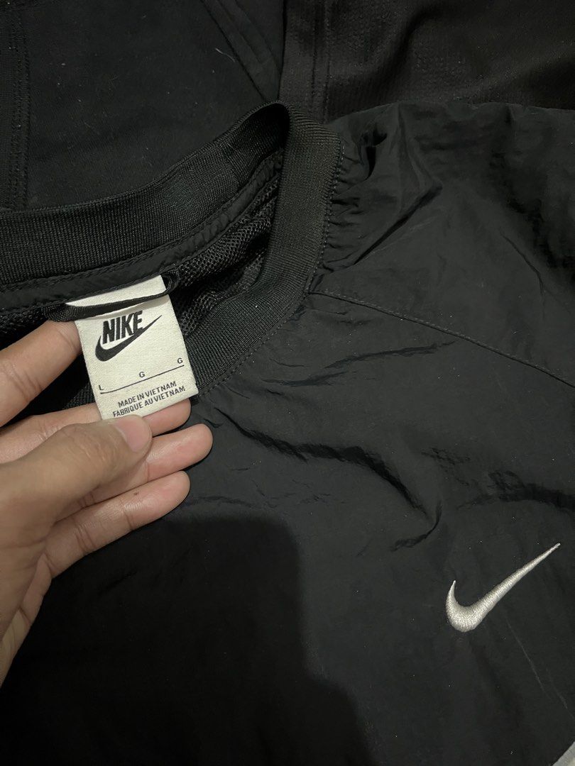Nike reflective windbreaker (Category: Coats, Jackets and Outerwear) located in Pasay City. Submitted by metro_thrift (Listing ID 1467644503, Image 3). Description: check last pic sa issue 24x27 adjustable width may tali .