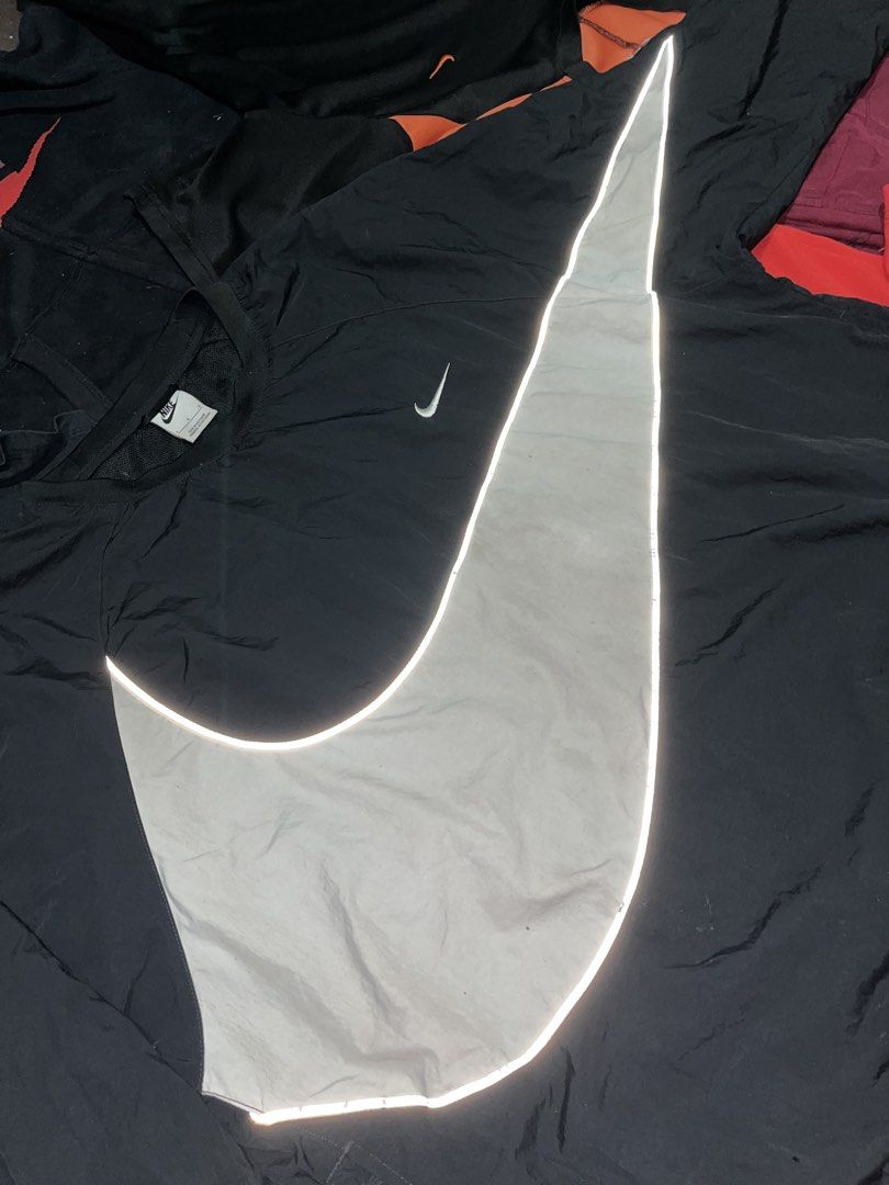 Nike reflective windbreaker (Category: Coats, Jackets and Outerwear) located in Pasay City. Submitted by metro_thrift (Listing ID 1467644503, Image 2). Description: check last pic sa issue 24x27 adjustable width may tali .