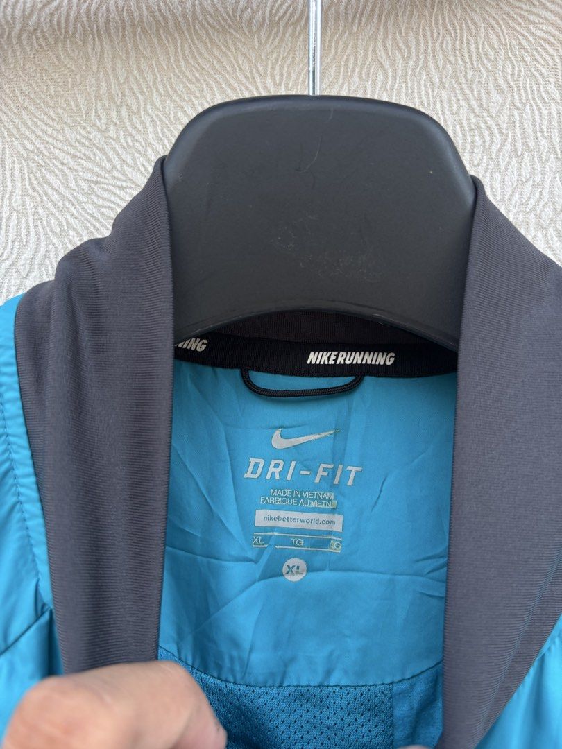 Nike Running Jacket (Category: Coats, Jackets and Outerwear) located in Baybay. Submitted by thrift.ed2023 (Listing ID 1467654437, Image 3). Description: Nike Running Jacket Medium to Large 22x26 No Issue Need Wash Good as New .