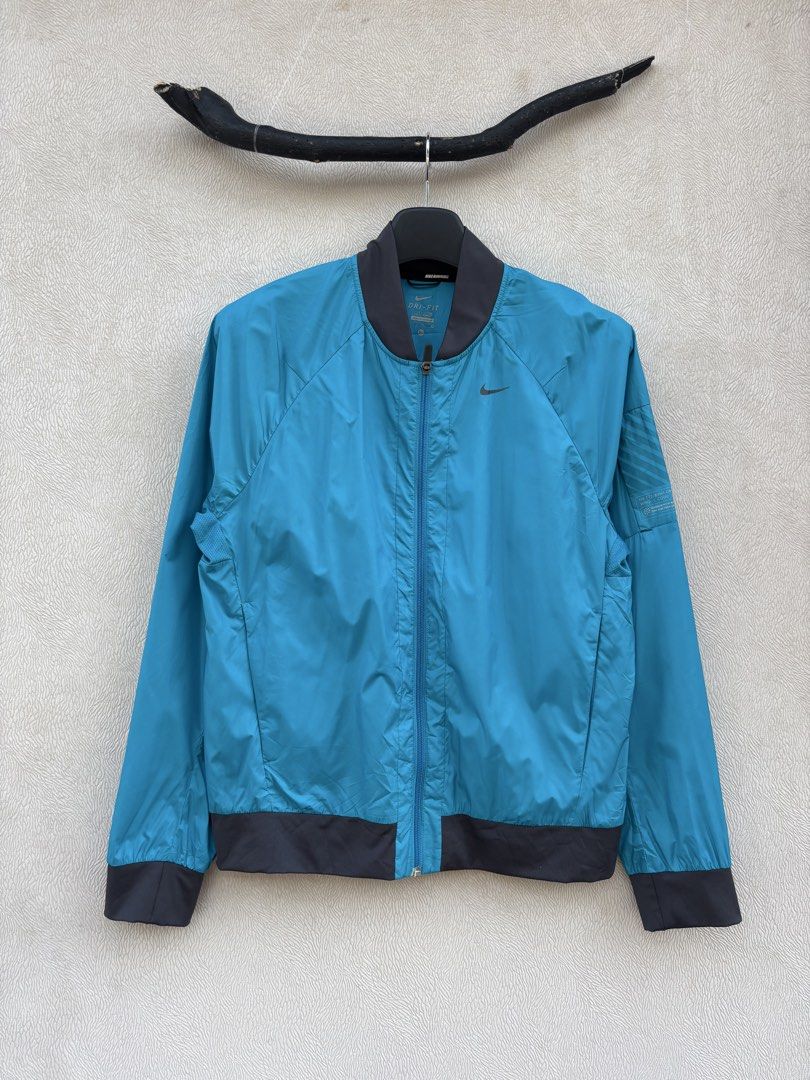 Nike Running Jacket (Category: Coats, Jackets and Outerwear) located in Baybay. Submitted by thrift.ed2023 (Listing ID 1467654437, Image 1). Description: Nike Running Jacket Medium to Large 22x26 No Issue Need Wash Good as New .