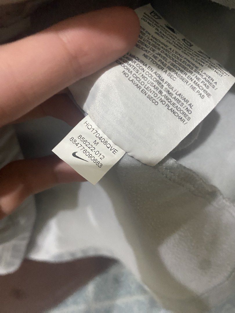 Nike Running Padded Vest Grey Medium (Category: Activewear) located in Taguig. Submitted by earlnluii (Listing ID 1467763799, Image 3). Description: -Dimes:17.5/23.5 -RFS:Binigay saken.Pang babae pala.