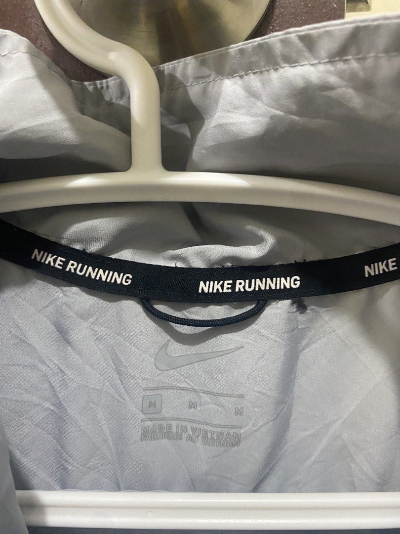 Nike Running Padded Vest Grey Medium (Category: Activewear) located in Taguig. Submitted by earlnluii (Listing ID 1467763799, Image 2). Description: -Dimes:17.5/23.5 -RFS:Binigay saken.Pang babae pala.