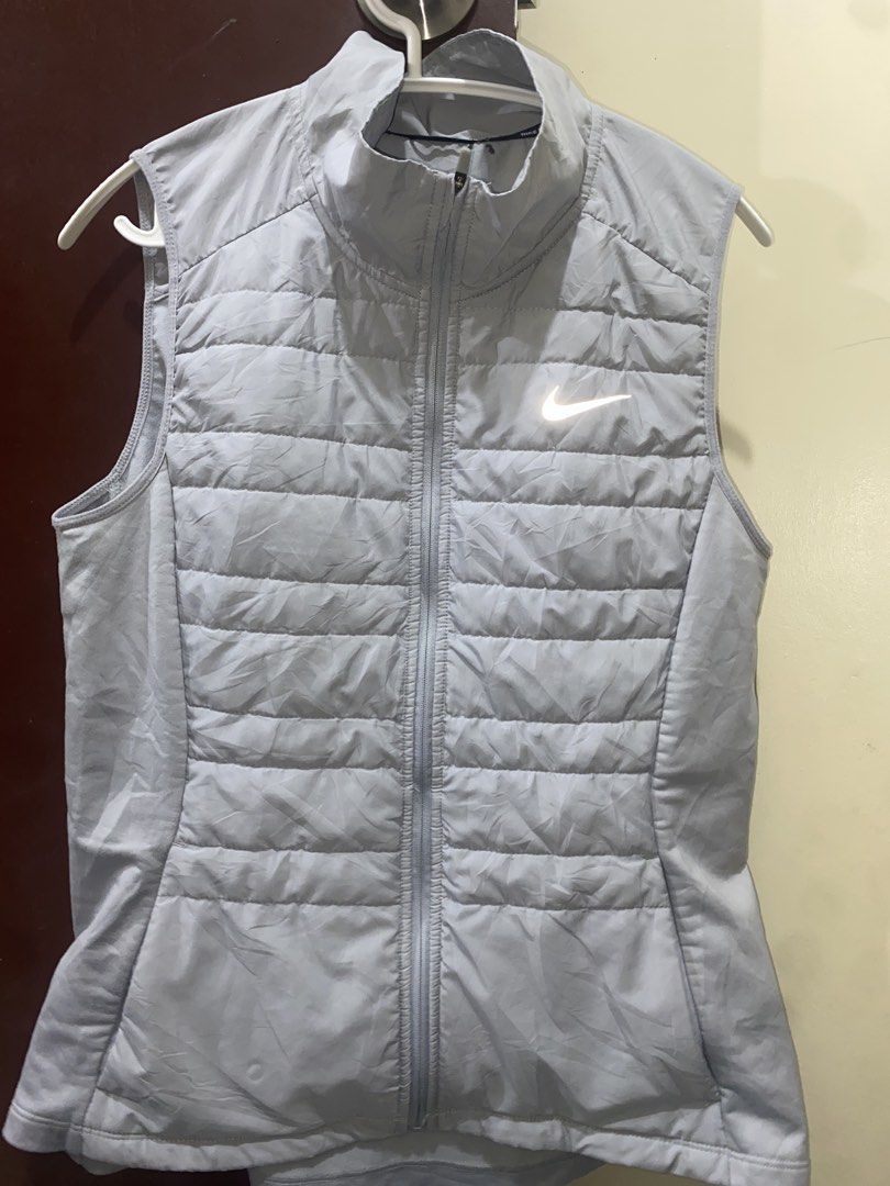 Nike Running Padded Vest Grey Medium (Category: Activewear) located in Taguig. Submitted by earlnluii (Listing ID 1467763799, Image 1). Description: -Dimes:17.5/23.5 -RFS:Binigay saken.Pang babae pala.