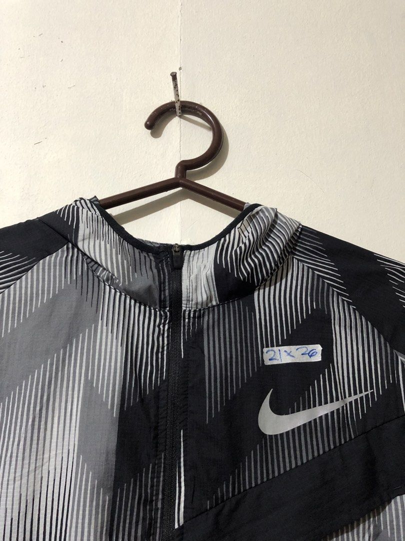 Nike Running Windbreaker (Category: Activewear) located in Manila. Submitted by raremountain00 (Listing ID 1467775635, Image 2). Description: Authentic Excellent condition Medium Fit No issue.
