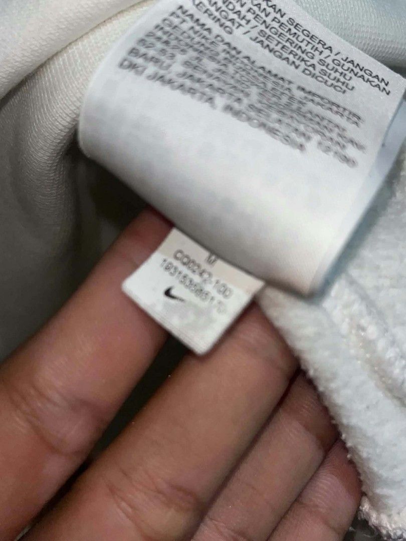 NIKE SCRIPT HOODIE (Category: Hoodies) located in Polangui. Submitted by laurgarments (Listing ID 1467758513, Image 3). Description: SOLID NIKE BIG SCRIPT NO ISSUE(BRAND NEW CONDI) HELPING A FRIEND ONLY 900 STILL NEGO LARGE TO XL SIZE.