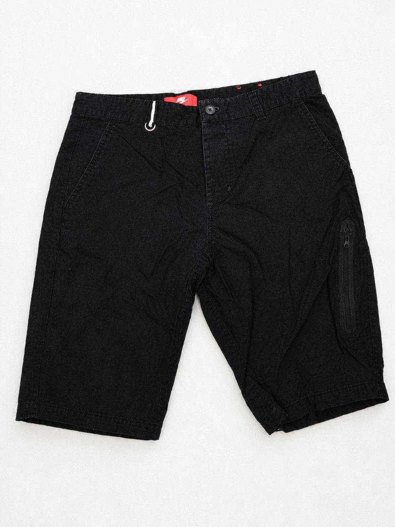 Nike Short (Category: Shorts) located in Bulacan. Submitted by ukaybrandedshop (Listing ID 1467658730, Image 1). Description: Vintage Nike Chino Shorts - Black / Size 34 XL ✅ Size: 34 / XL on tag (Waist 86cm / Hip 100cm) ✅ Color: Black - no fading ✅ Condition: 9/10 - Good condition, no issue ✅ Material: Body 100% Cotton ✅ Details: Red tag, 2 front & 2 back pockets ✅ Legit - Made in China Measurements via tape: Waist: 34 / 86cm Length: ~19-20" Per
