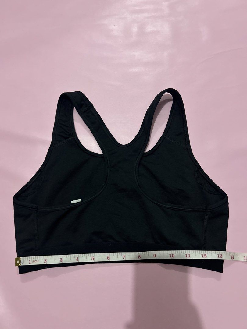 Nike Sports Bra (Category: Activewear) located in Manila. Submitted by chen_clybelles (Listing ID 1467838979, Image 3). Description: with cracks on logo.