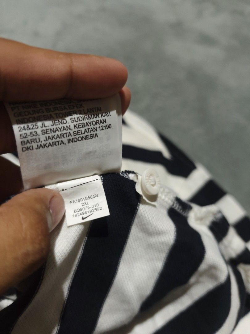 Nike Stripes Polo Shirt (Category: Tshirts & Polo Shirts ) located in Dagupan City. Submitted by johnny.flips (Listing ID 1467724829, Image 3). Description: 22W 27.5-28.5L best fit XL excellent condition needs wash lang sa collar part 9.5/10 color rate.