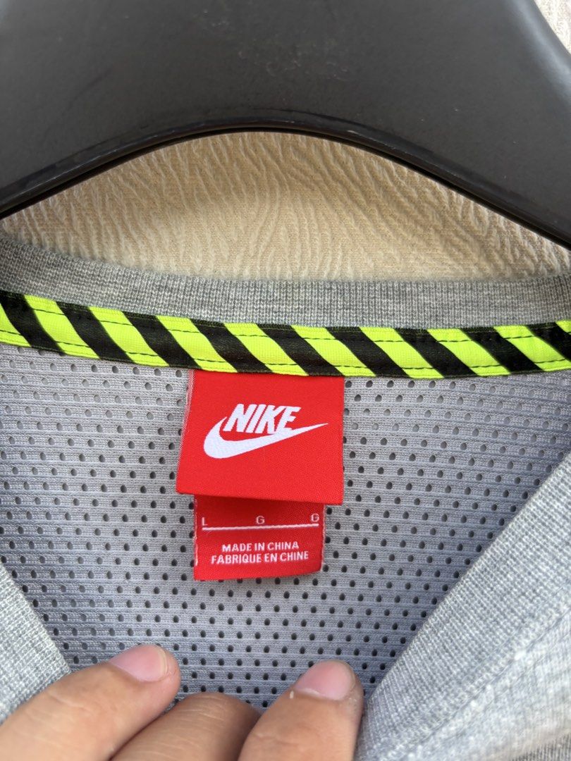 Nike Sweatshirt (Category: Coats, Jackets and Outerwear) located in Baybay. Submitted by thrift.ed2023 (Listing ID 1467669826, Image 3). Description: Nike Sweatshirt Medium 20x27 No Issue Need Wash Good as New .