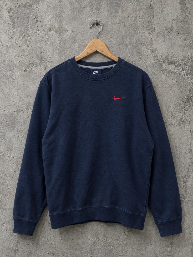 Nike Swoosh (Category: Coats, Jackets and Outerwear) located in Manila. Submitted by 322thriftshop (Listing ID 1467830436, Image 1). Description: NIKE SWOOSH • L'26 x W'23 • SIZE: L to XL •COLOR RATE: 9.5/10 •CONDITION: GOOD • ISSUE: Minimal tattered ribbings.