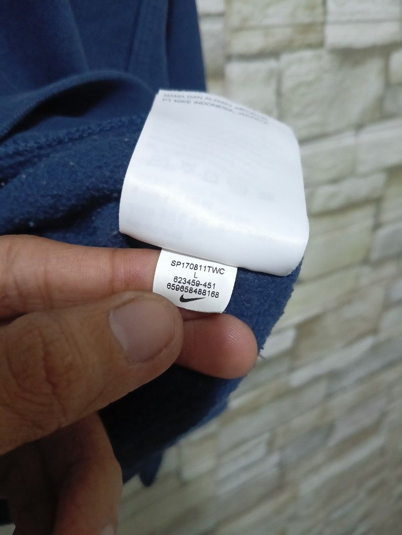 Nike Swoosh (Category: Coats, Jackets and Outerwear) located in Manila. Submitted by 322thriftshop (Listing ID 1467830436, Image 3). Description: NIKE SWOOSH • L'26 x W'23 • SIZE: L to XL •COLOR RATE: 9.5/10 •CONDITION: GOOD • ISSUE: Minimal tattered ribbings.