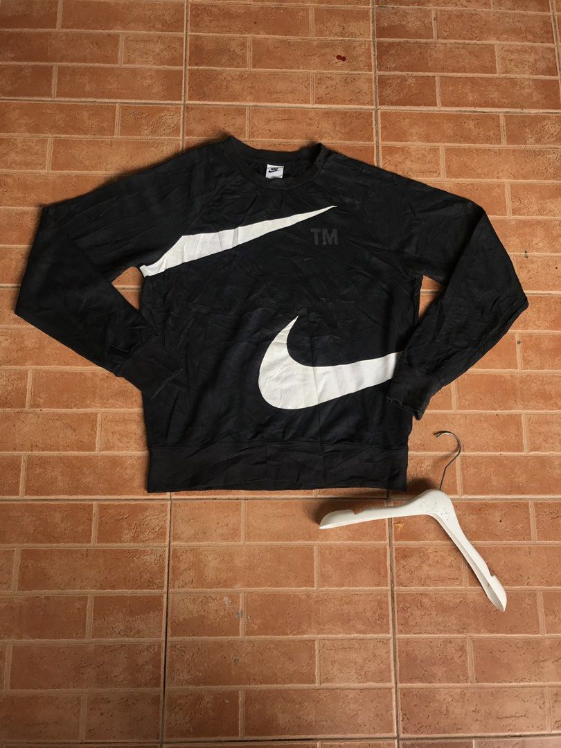 NIKE Swoosh Crew Sweatshirt (Category: Tshirts & Polo Shirts ) located in San Fernando. Submitted by ramjames18 (Listing ID 1467728538, Image 2). Description: •NIKE Swoosh Crew Sweatshirt🔥 -Excellent Condition -9.+/10 Color Rate (Need wash) -Medium(23x28) -Medium to XL frame Pm sa interested! 📥📥 .
