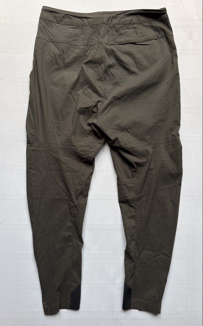 NIKE Tech Woven OLIVE (Category: Trousers) located in Baguio. Submitted by viibodegaaa (Listing ID 1467735087, Image 2). Description: Item: NIKE Tech Woven OLIVE Size: 30 Waist: 16’ Length: 38.5’ Leg opening: 5’ Price: 1480.