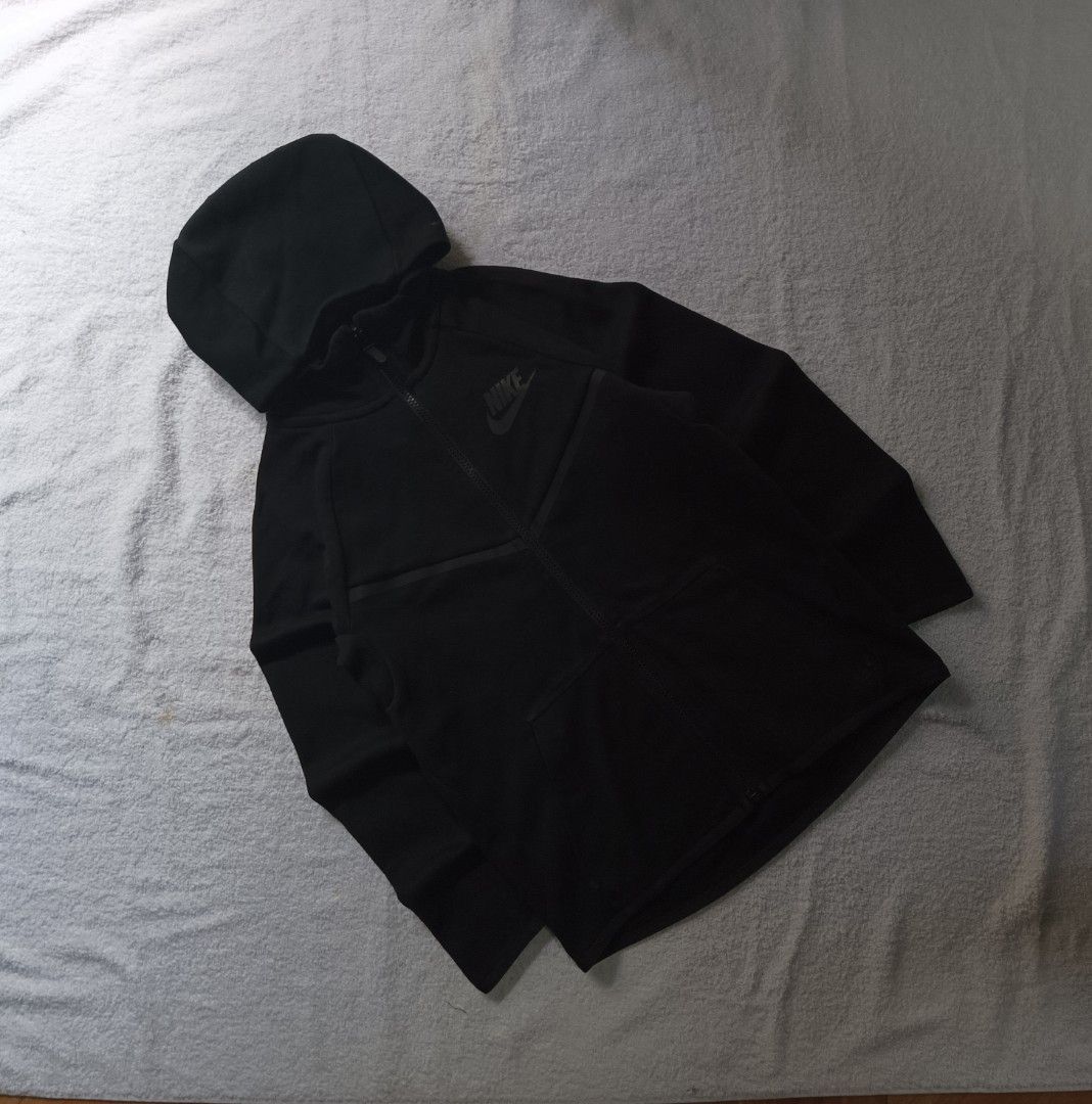 Nike tf youth (Category: Coats, Jackets and Outerwear) located in Manila. Submitted by markjocerp16885 (Listing ID 1467734927, Image 1). Description: .
