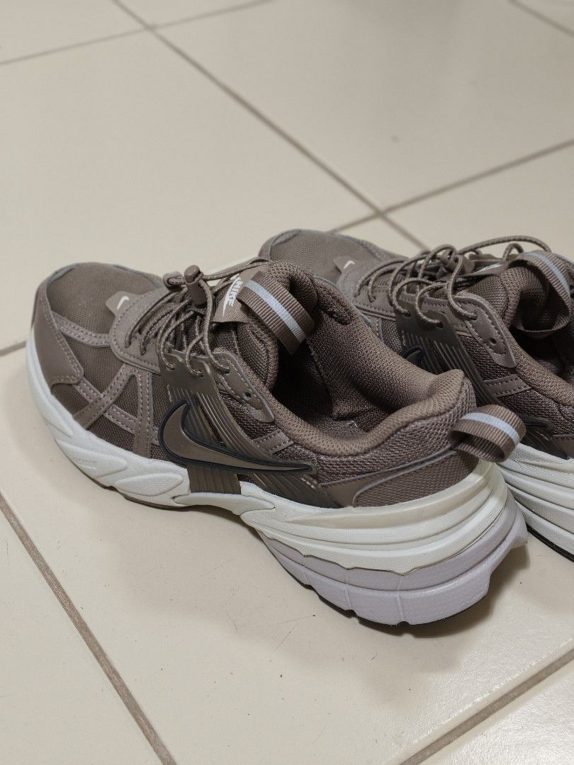 Nike V2K Run Women's (Category: Sneakers) located in Manila. Submitted by yjnkang7 (Listing ID 1467778544, Image 1). Description: For sale Nike V2K Run/ US 6 women🤎 Used-like new Size on shoe tag: US 6 / UK 3.5 / EUR 36.5 Rfs: hindi na magamit, pang sports shoes na ang mostly need IF MEET UP - outside URBAN DECA Ortigas or SM East Ortigas ONLY IF VIA COURIER - strictly payment first before shipping, I can video call and show the shoes only. Book