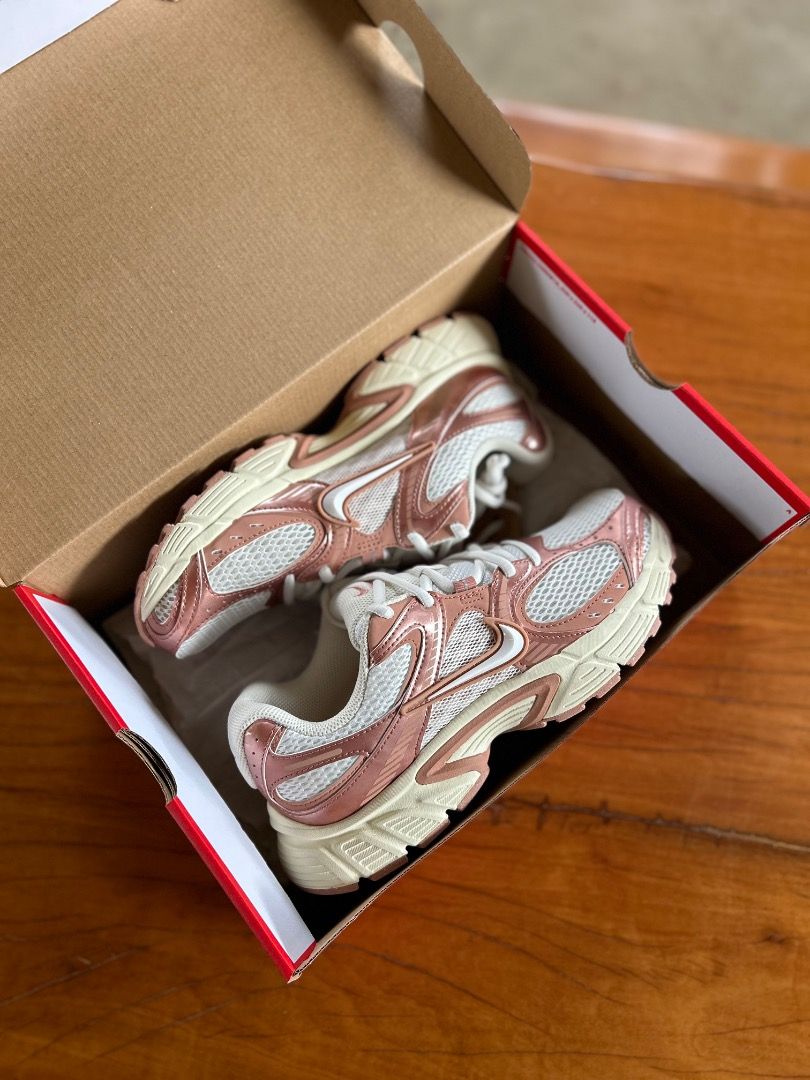 Nike V5 RNR (Category: Sneakers) located in Caloocan City. Submitted by kimcarlome93674 (Listing ID 1467837652, Image 3). Description: Nike V5 Rnr 'Rose Gold' Size 8 women's BNDS Brandnew.