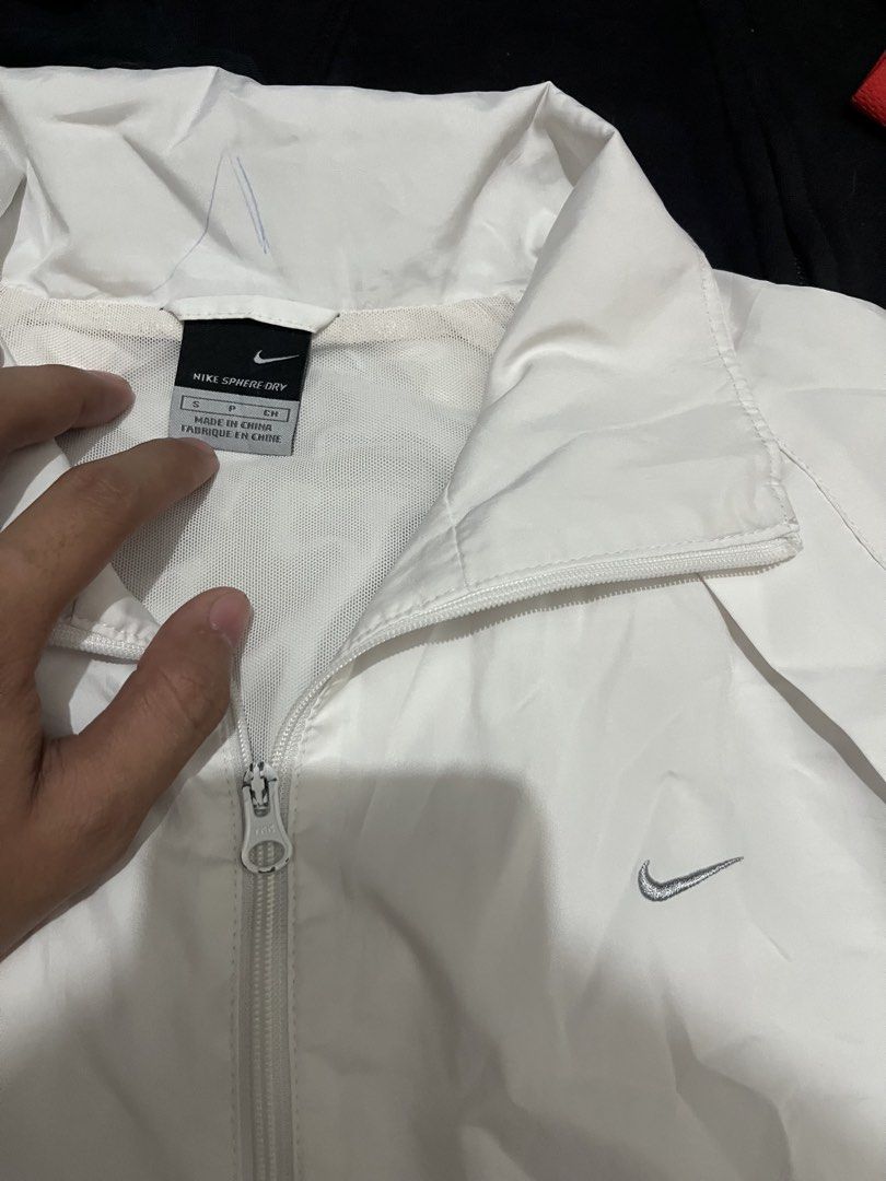 nike windbreaker (Category: Activewear) located in Pasay City. Submitted by metro_thrift (Listing ID 1467645831, Image 2). Description: no issue good condition 20x22.