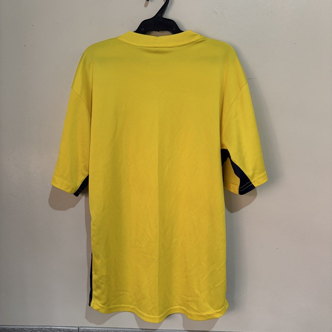 Nike Yellow Shirt (Category: Tshirts & Polo Shirts ) located in Manila. Submitted by serra_shop (Listing ID 1467640308, Image 3). Description: Original 100% S-M Nike Yellow Dri-Fit Perfect for gym or running 10/10 Location : Pampanga Courier : J&T.