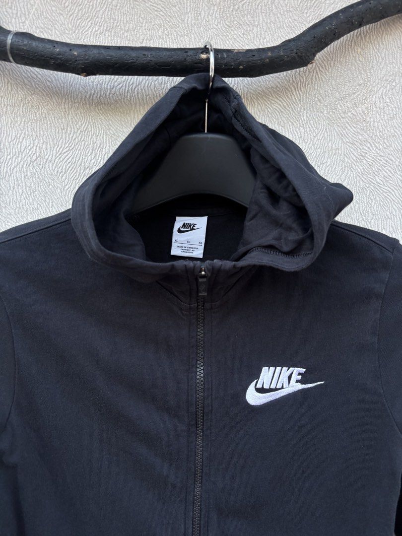 Nike Zip Up Hopdie (Category: Coats, Jackets and Outerwear) located in Baybay. Submitted by thrift.ed2023 (Listing ID 1467675339, Image 2). Description: Nike Zip Up Hoodie Small to Medium 17x26 No Issue Need Wash Good as New.