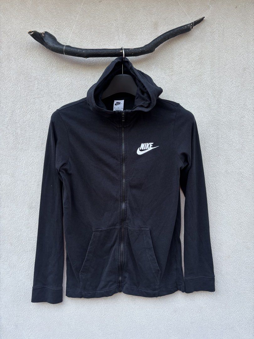 Nike Zip Up Hopdie (Category: Coats, Jackets and Outerwear) located in Baybay. Submitted by thrift.ed2023 (Listing ID 1467675339, Image 1). Description: Nike Zip Up Hoodie Small to Medium 17x26 No Issue Need Wash Good as New.