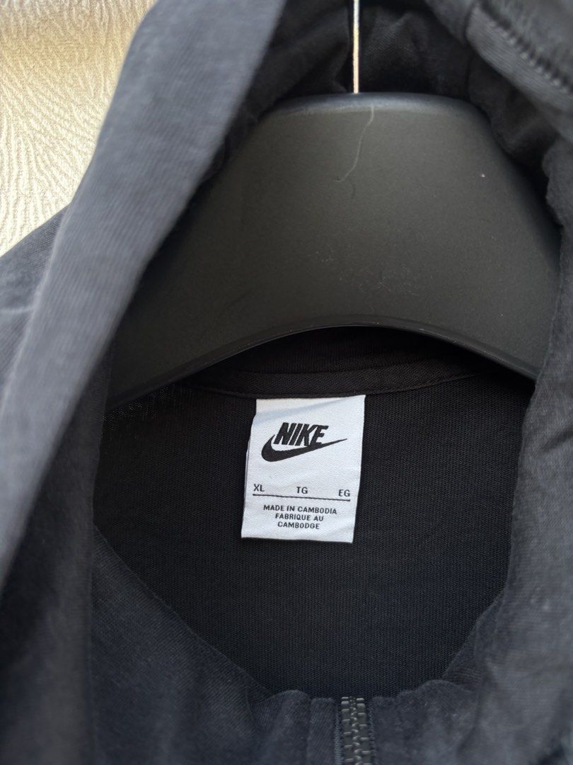 Nike Zip Up Hopdie (Category: Coats, Jackets and Outerwear) located in Baybay. Submitted by thrift.ed2023 (Listing ID 1467675339, Image 3). Description: Nike Zip Up Hoodie Small to Medium 17x26 No Issue Need Wash Good as New.