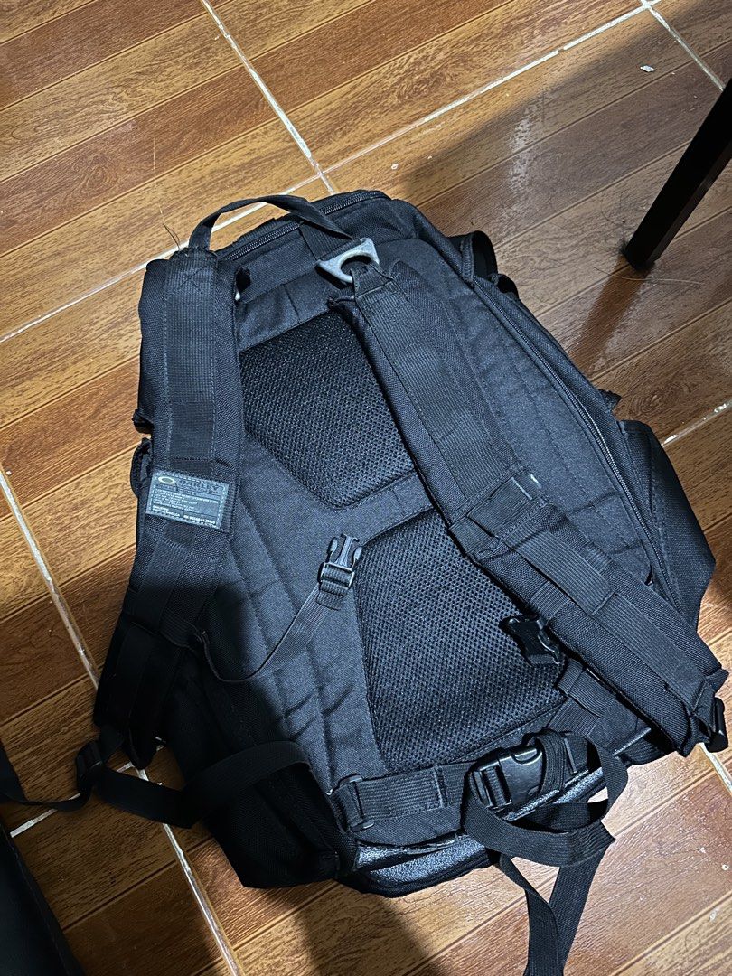 oakley bag (Category: Backpacks) located in Manila. Submitted by istanzzjjne (Listing ID 1467756927, Image 3). Description: dm for more info.