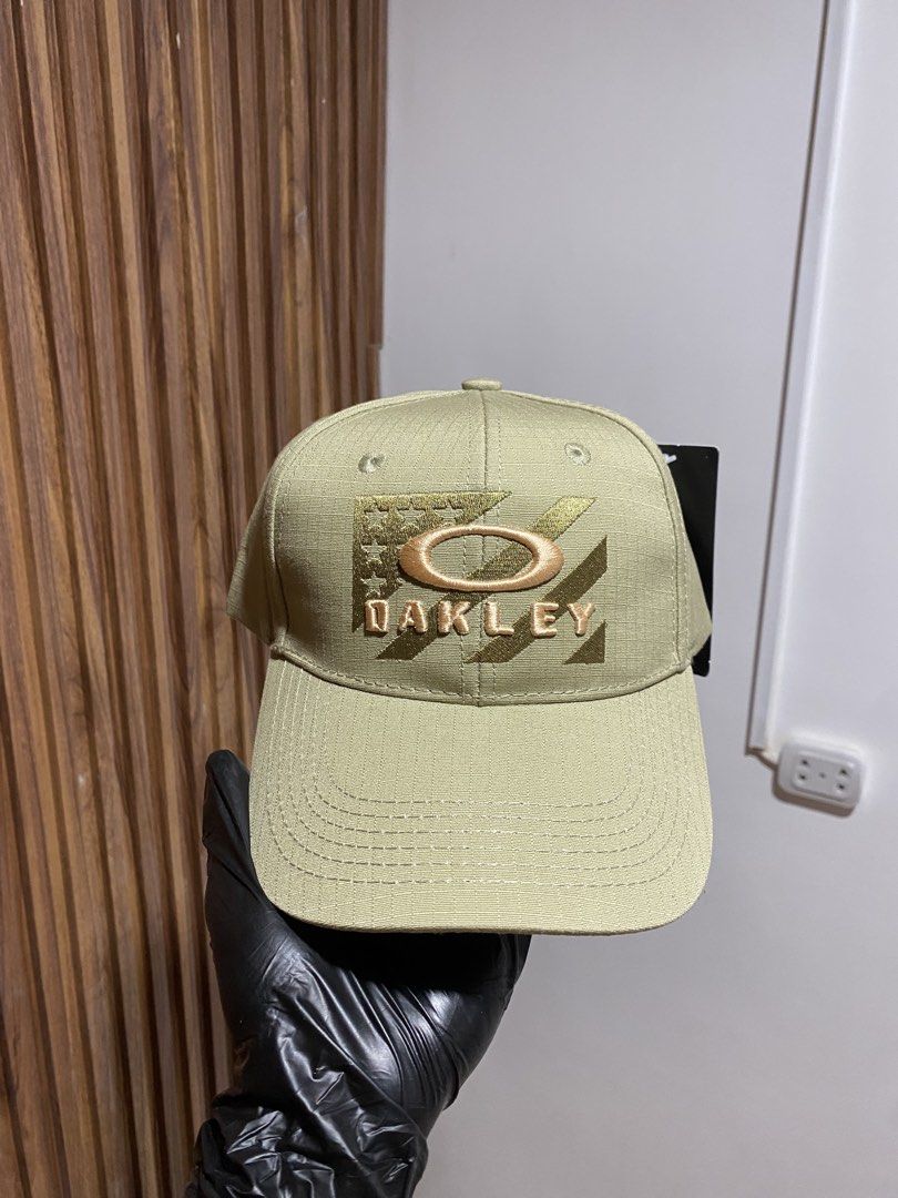 Oakley Bark Snapback Cement Cap (Category: Caps & Hats) located in Caloocan City. Submitted by heatedcaps4425 (Listing ID 1467801269, Image 1). Description: - Brand new with tags and original brim insert - Colorway: Cement grey - Classic 6-panel design with durable ripstop texture - Front embroidered Oakley logo patch with flag graphic - Adjustable snapback closure with premium metal hardware - Guaranteed authentic.