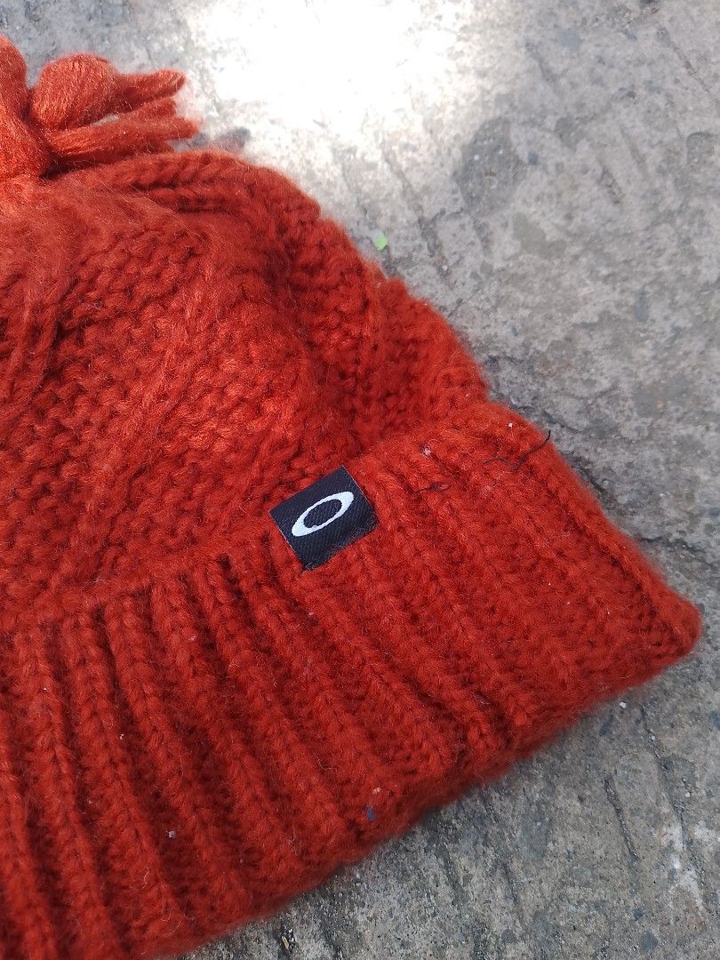 Oakley Beanie (Category: Beanies) located in Manila. Submitted by gentlestone1998 (Listing ID 1467621066, Image 3). Description: excellent condition no issue OSFM.
