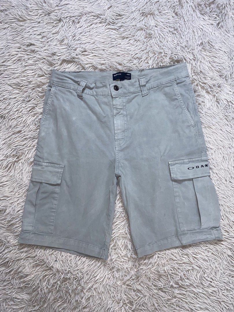 Oakley cargo shorts (Category: Shorts) located in Sibulan. Submitted by hunt_mafia (Listing ID 1467646003, Image 1). Description: Oakley cargo shorts Size-32 Width-20 Length-21 Excellent condition Free vouch for safety transaction Unli video call with item Price: 1500 shipped Loc: Negros Oriental.