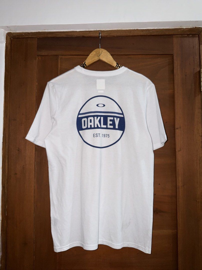 OAKLEY TSHIRT (Category: Activewear) located in Manila. Submitted by triptothrift7 (Listing ID 1467755569, Image 1). Description: message if you are interested! for fast transaction OAKLEY TSHIRT for only 899 size small to medium width 19.5 x 28 length no issue need wash only excellent condition color rate 9/10 authentic legit mode of payment gcash or bank transfer location Biñan laguna.