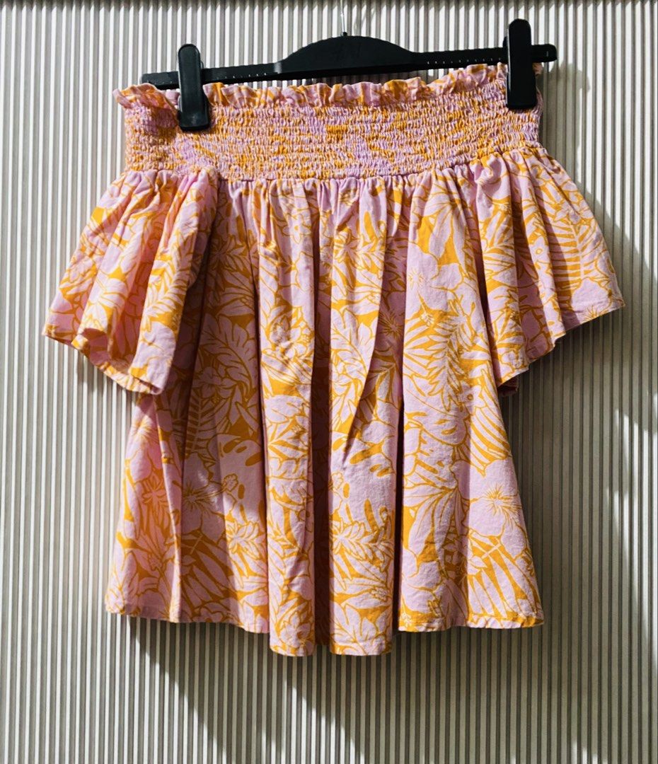 Off shoulder floral blouse (Category: Blouses) located in Quezon City. Submitted by hirono18 (Listing ID 1467735116, Image 1). Description: Fit to medium to large Anti-belly Maganda ang tela .
