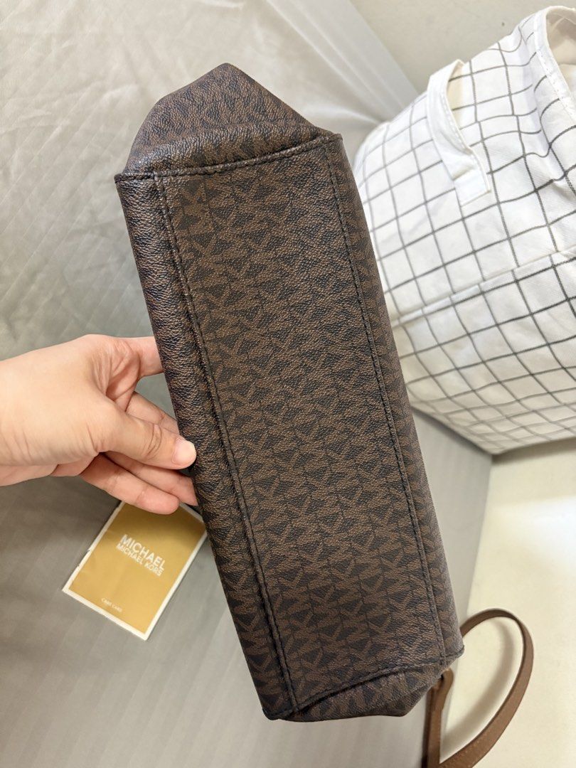 OG Michael Kors jet set large (Category: Shoulder Bags) located in San Fernando. Submitted by chiiidecluttering (Listing ID 1467639940, Image 3). Description: .