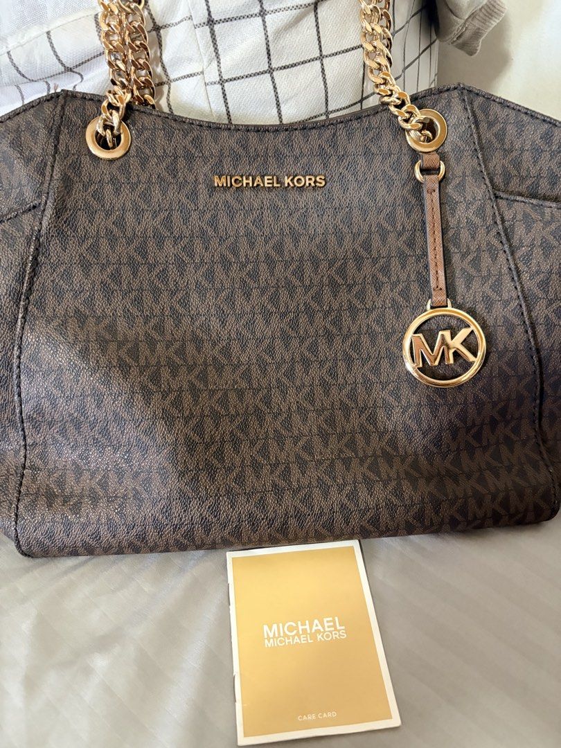 OG Michael Kors jet set large (Category: Shoulder Bags) located in San Fernando. Submitted by chiiidecluttering (Listing ID 1467639940, Image 2). Description: .