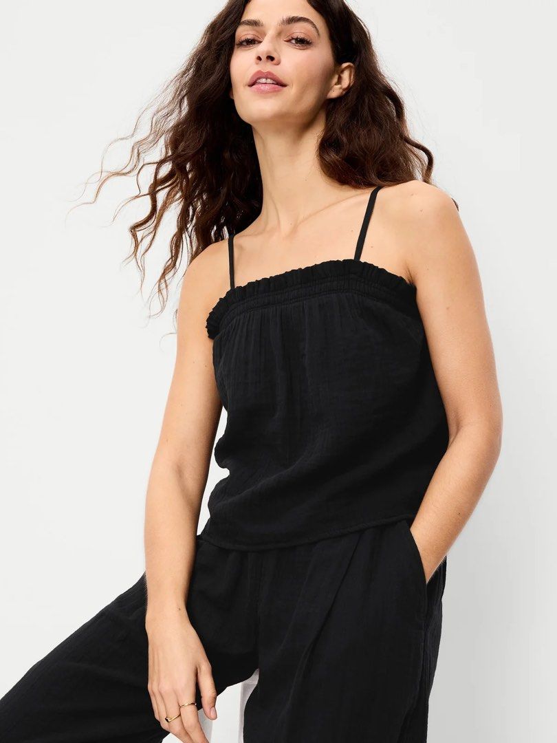 Old Navy Black Tank Top (Category: Sleeveless) located in Makati City. Submitted by rsnakpil03566 (Listing ID 1467719807, Image 1). Description: Old Navy Black Spaghetti Strap Tank Top RFS: decluttering.