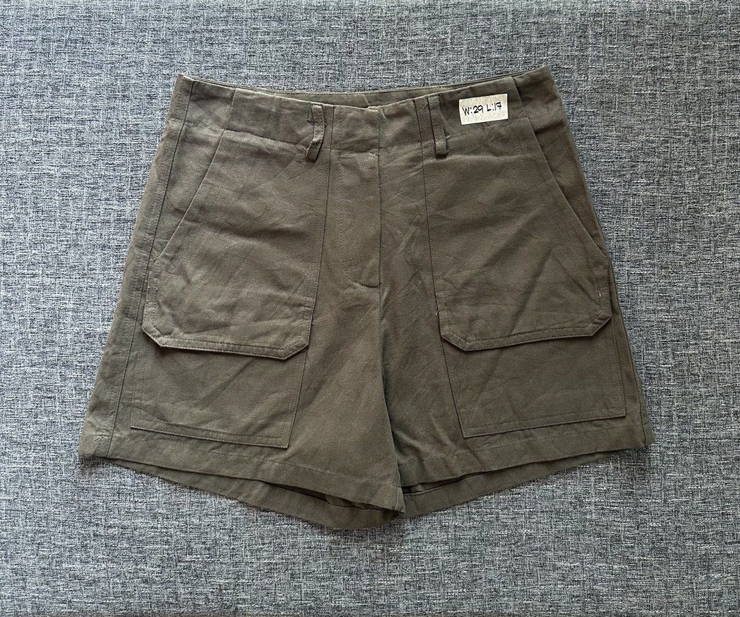 Olive green utility shorts with large front pockets (Category: Shorts) located in Baybay. Submitted by comicowl (Listing ID 1467748454, Image 1). Description: W:29 L:17.