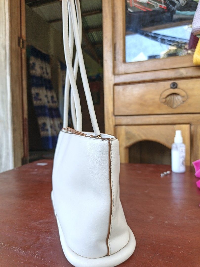 Omi&classic shoulder bag (Category: Shoulder Bags) located in Quezon, Isabela. Submitted by ukay-ukaybylyn (Listing ID 1467745883, Image 3). Description: excellent condition💯 preloved ko to kaya malinis walang dumi yan inside and out semi medium size kasya folded payong... basta maganda to leather palang bawing bawi kana😊.