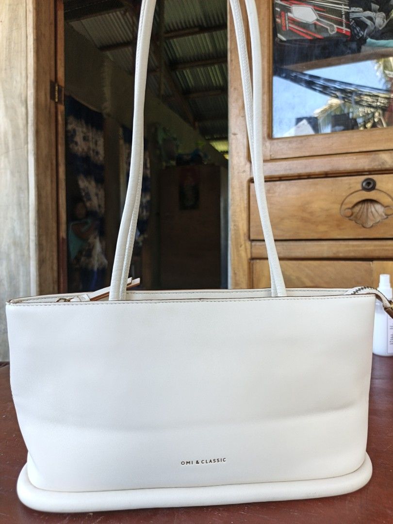Omi&classic shoulder bag (Category: Shoulder Bags) located in Quezon, Isabela. Submitted by ukay-ukaybylyn (Listing ID 1467745883, Image 1). Description: excellent condition💯 preloved ko to kaya malinis walang dumi yan inside and out semi medium size kasya folded payong... basta maganda to leather palang bawing bawi kana😊.