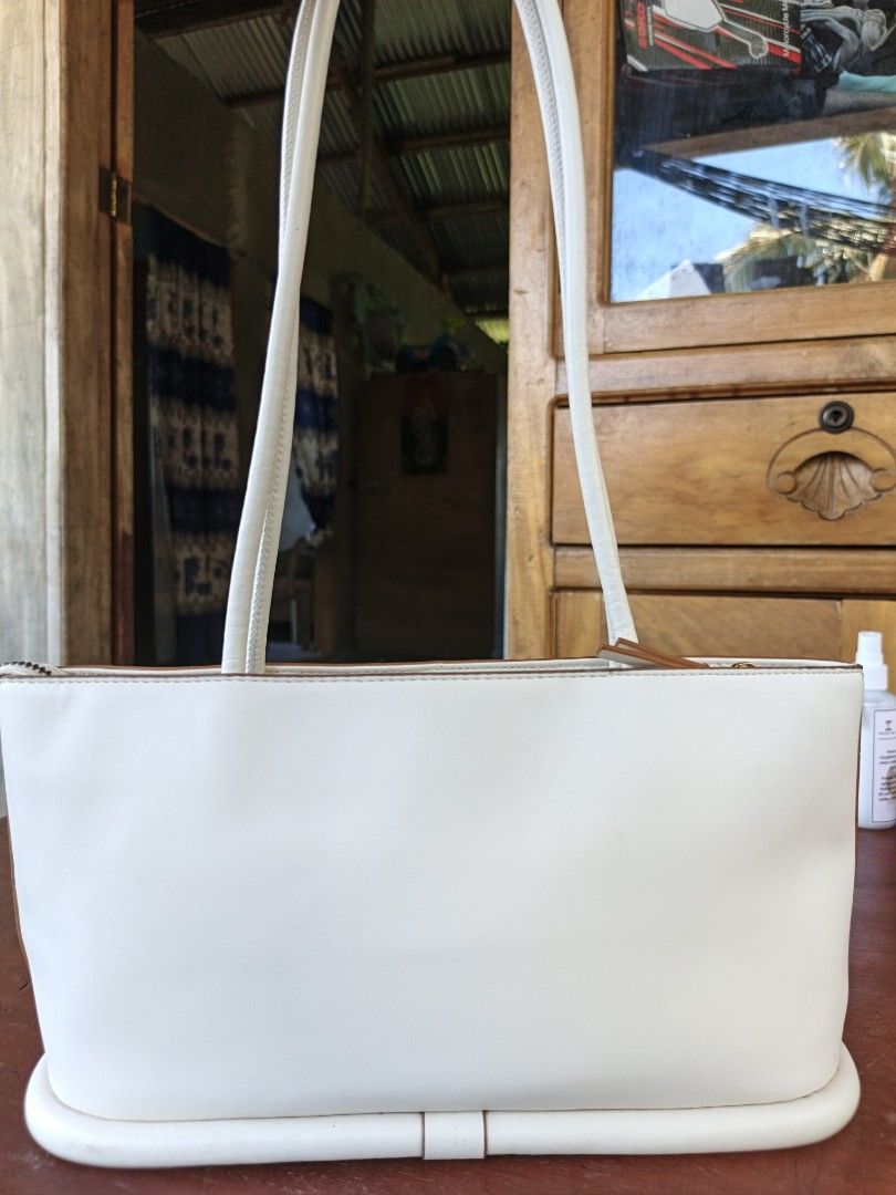 Omi&classic shoulder bag (Category: Shoulder Bags) located in Quezon, Isabela. Submitted by ukay-ukaybylyn (Listing ID 1467745883, Image 2). Description: excellent condition💯 preloved ko to kaya malinis walang dumi yan inside and out semi medium size kasya folded payong... basta maganda to leather palang bawing bawi kana😊.