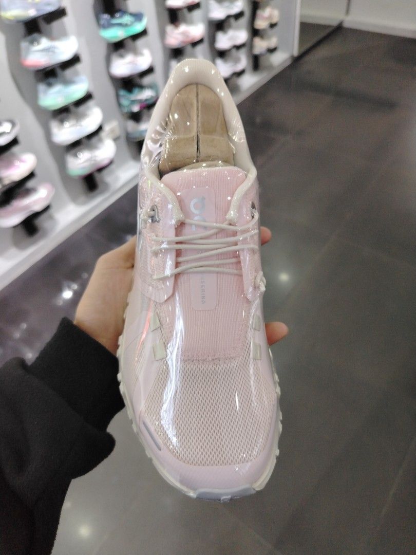 On cloud 6 (Category: Sneakers) located in Quezon City. Submitted by rvnnnnnn (Listing ID 1467683210, Image 2). Description: .